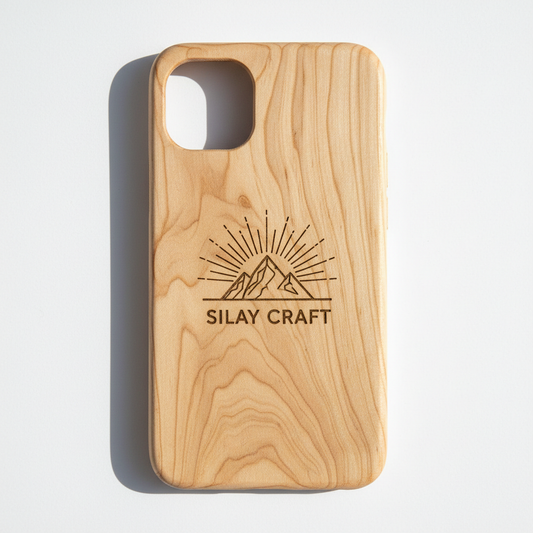 Houten iPhone 17 hoesje met Silay Craft logo gravure voorbeeld