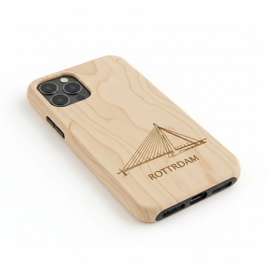 Houten iPhone 15 hoesje met Erasmusbrug Rotterdam gravure voorbeeld